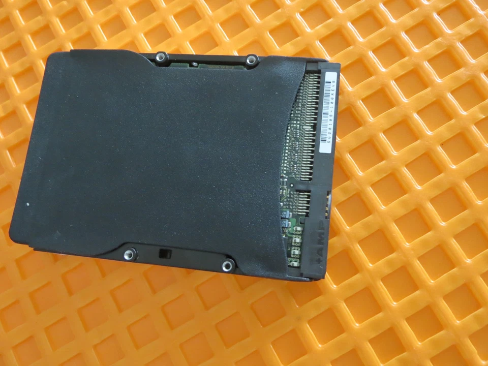 Seagate ST310212A 10GB IDE 3.5" Internal Hard Drive - Image 4 of 4