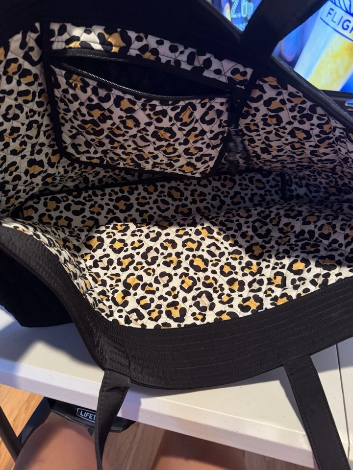 Bolso grande Vera Bradley negro con interior de guepardo Foto 2 de 3