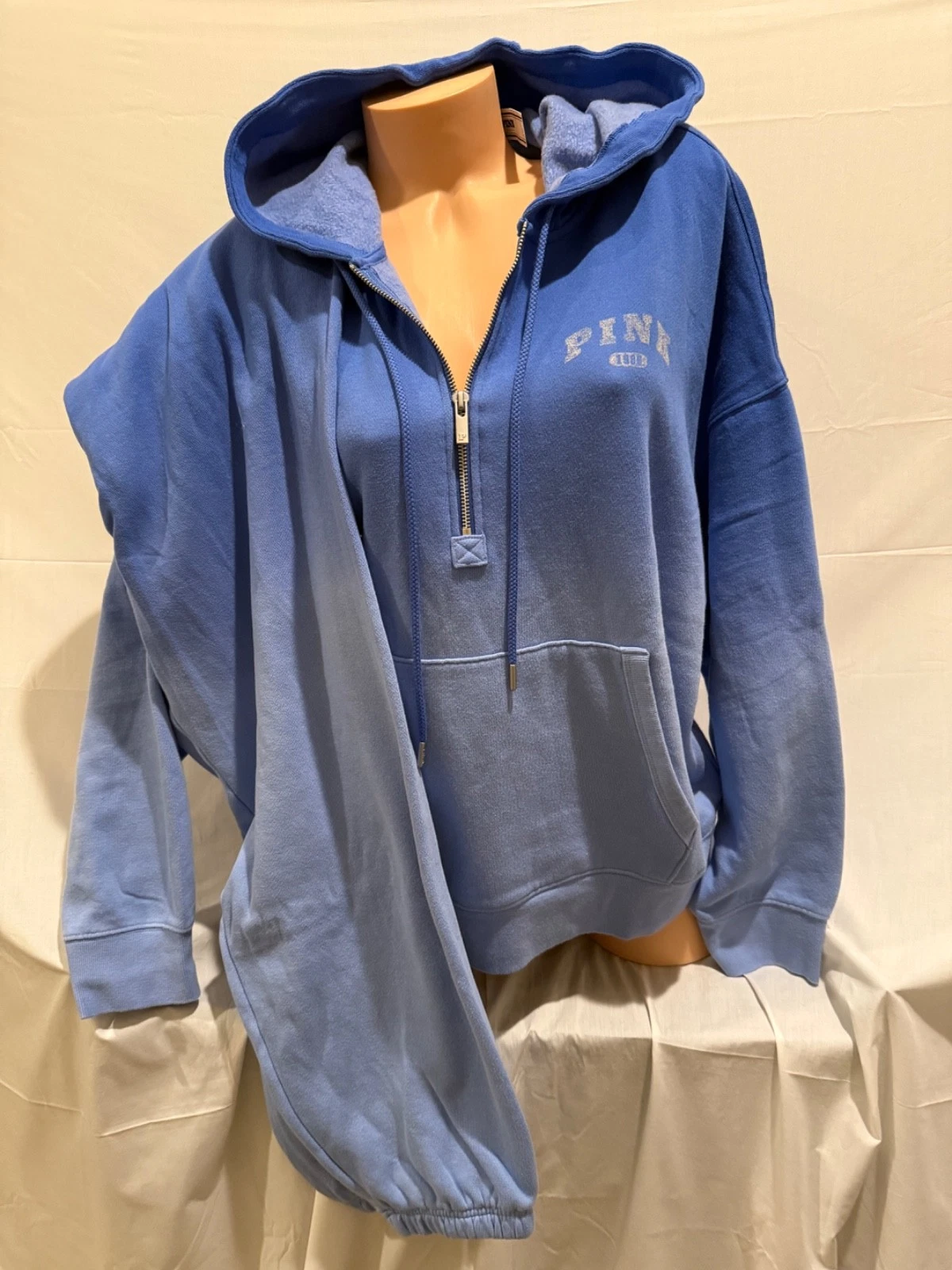 UNDERCOVER VICTORIAS SECRET ROSA PULLOVER MEZZA ZIP FELPA CON CAPPUCCIO OVERSIZE PAESAGGIO MARINO BLU OMBREGGIATO ?