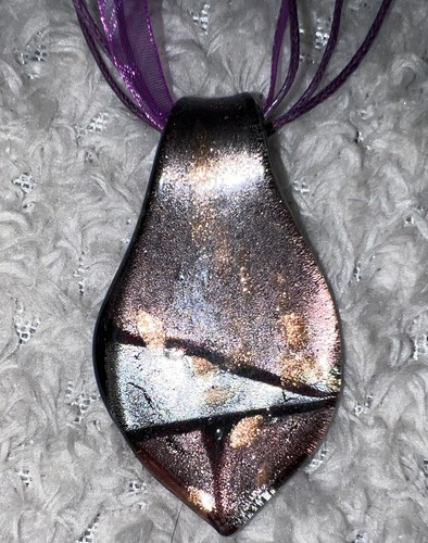 Smooth Leaf Shaped Pendant in Glass with Silver Foil - Perfect Gift Murano Style - Picture 2 of 5
