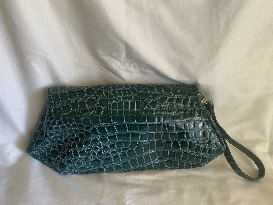 Bolso sin asas para mujer NY & Co muñeca verde esmeralda cocodrilo plateado bloqueo giratorio  Foto 2 de 4