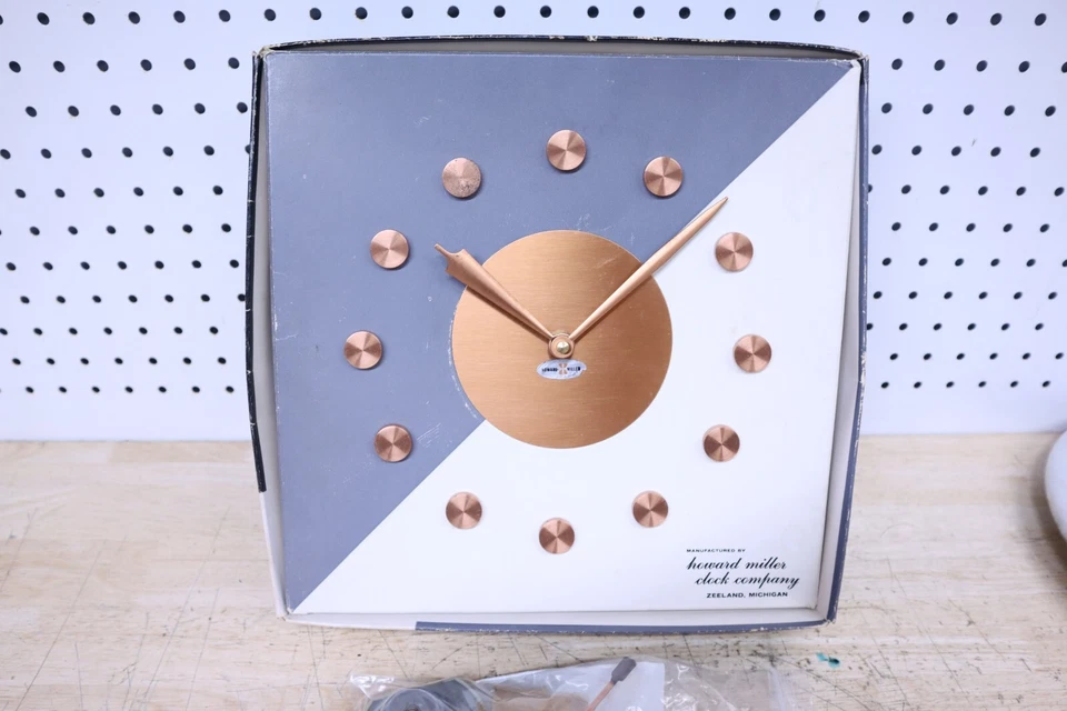 Vintage Howard Miller Wall Clock Built-In Model 6720 In Box Copper MCM Battery - Image 2 of 4
