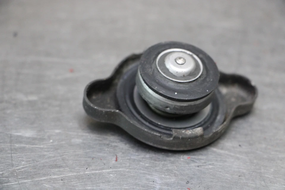 01-03 Suzuki GSXR 600 Engine Radiator Cap Foto 4 de 4