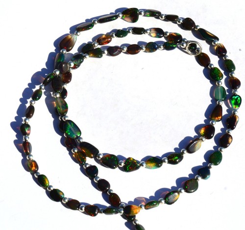 Collier avec opale de feu noire d'Éthiopie, gemme brute de 7 à 18