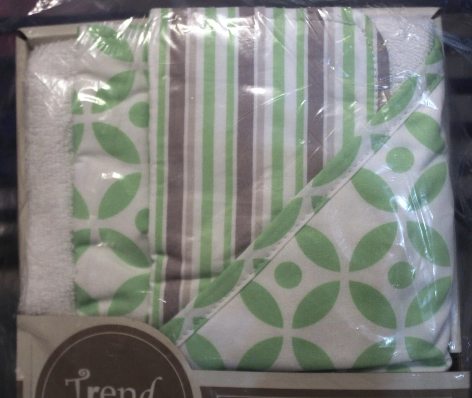 NUEVO Trend Lab Juego de 3 Piezas Toalla con Capucha y 2 Paños de Lavado Verde Blanco Gris Foto 3 de 4