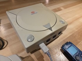SEGA DREAMCAST CONSOLE + CONTROLLER + Visual MEMORY Unit