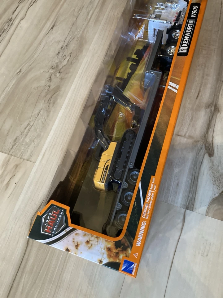 New Ray Kenworth W900 Truck White & Excavator Flatbed Trailer 1:43 Long Haul New - Image 3 of 4