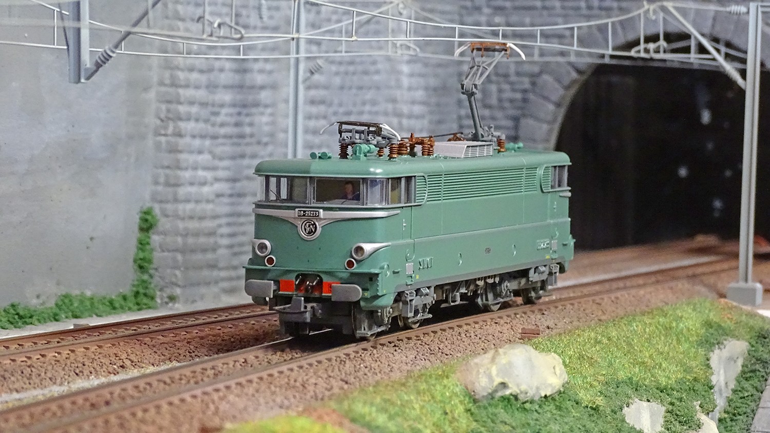 Locomotive BB 25243 SNCF Roco 70561 avec décodeur digital sonore