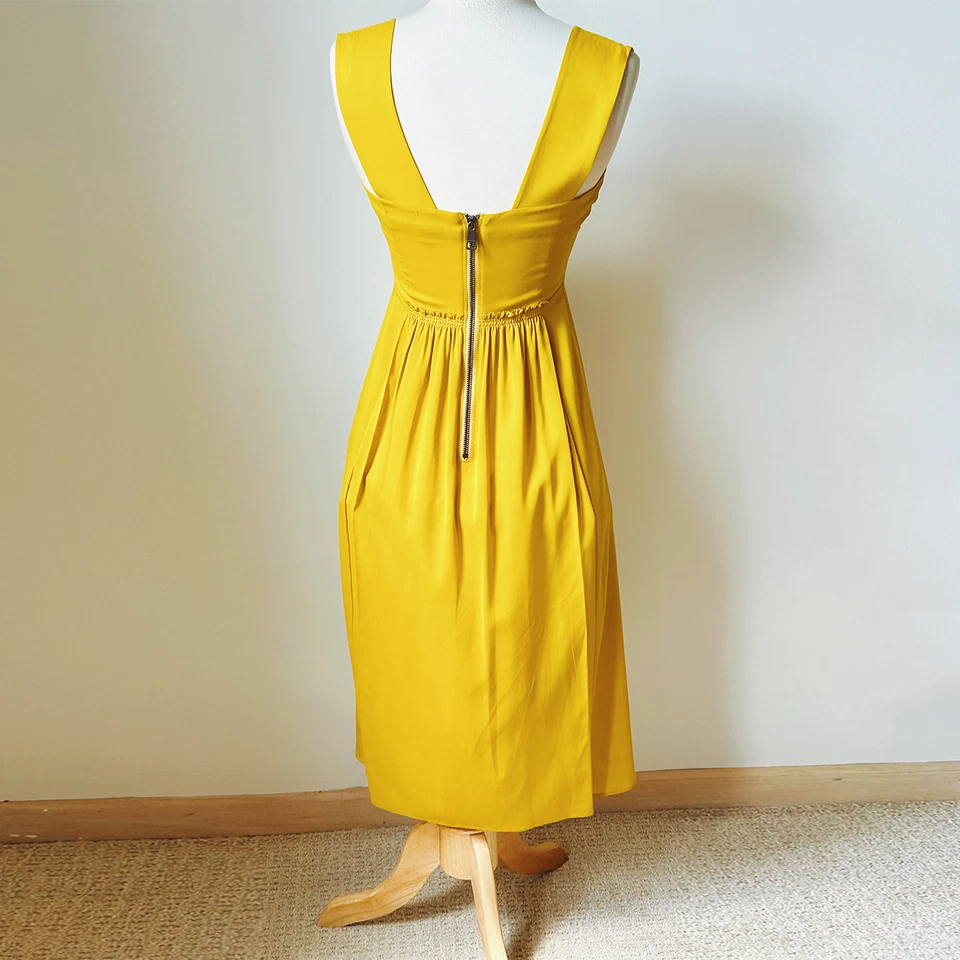 Vestido recto Burberry London seda cuello en V, color amarillo, verano informal midi largo Foto 2 de 4