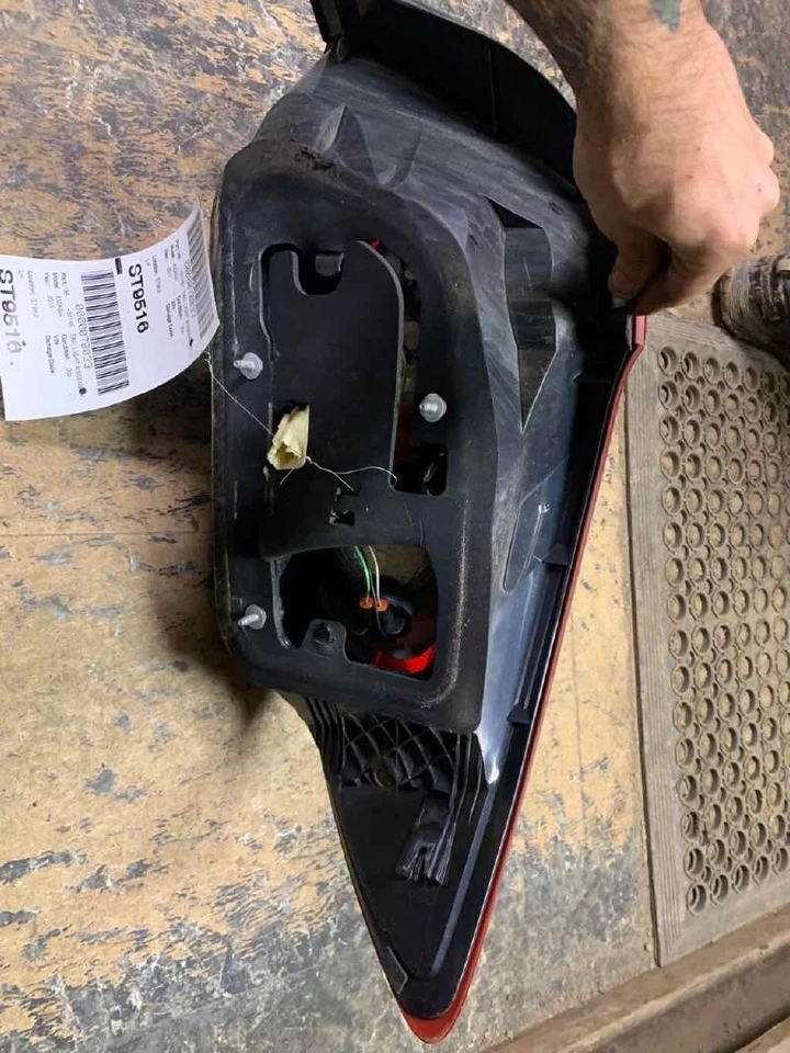 Conjunto de luz trasera izquierda Suzuki Kizashi 2010-2013 OEM Foto 2 de 2