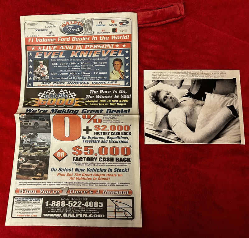 EVEL KNIEVEL original UPI wire photo in hospital bed 1977 + 2004 newspaper ad