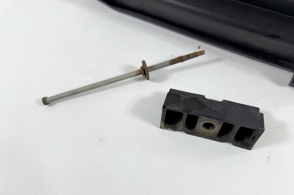 Soporte de montaje para bandeja de batería Ford Edge 2011-2014 con perno OEM BT43-10723-AE Foto 2 de 4