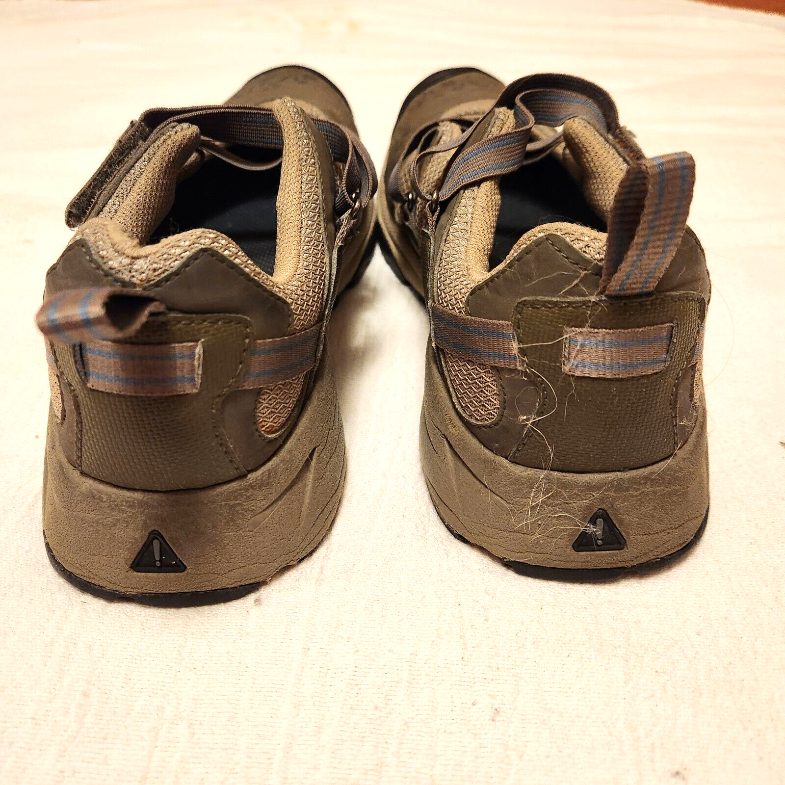 Scarpe da donna KEEN taglia 9 verde oliva sneakers facili da chiudere in perfette condizioni!