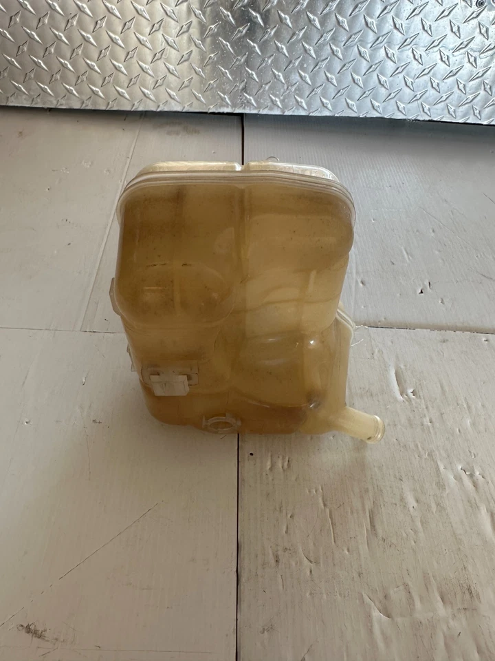 Botella de desbordamiento de radiador 3,0 L se adapta a 2010 a 2016 muchos GM'S VER MONTAJE CADDY SRX Foto 4 de 4