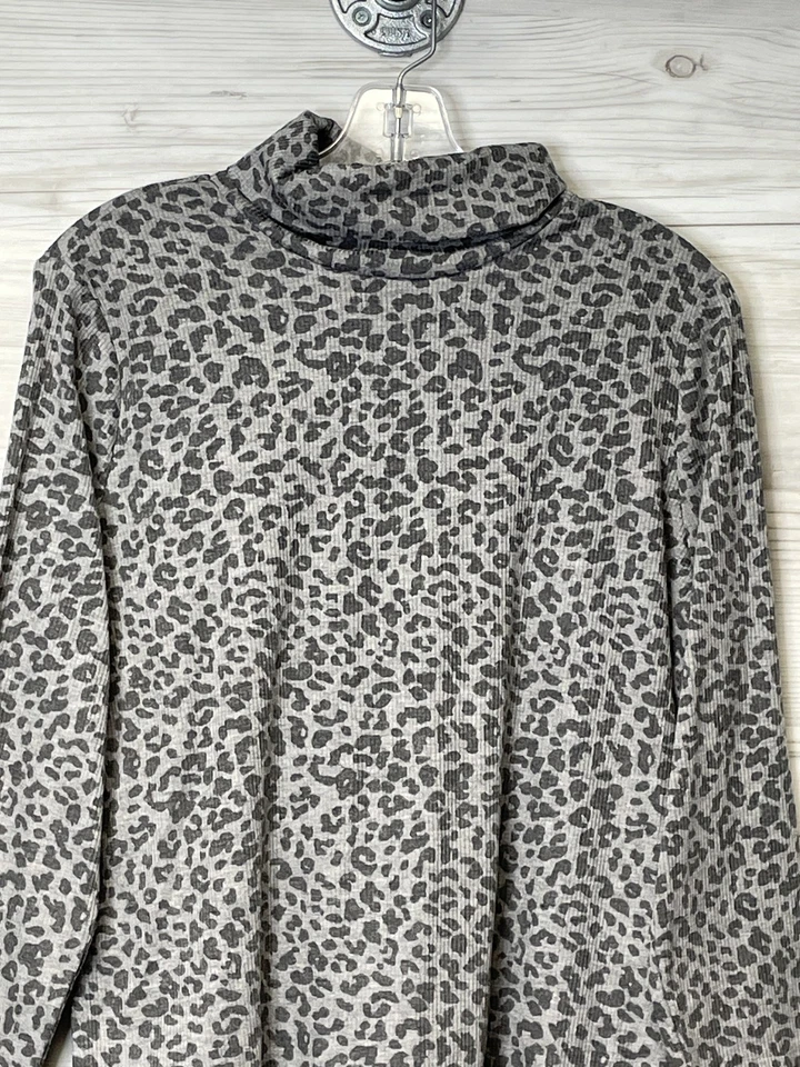 Suéter feminino Style & Co grande estampa de leopardo pulôver pescoço simulado com nervuras - Imagem 2 de 4