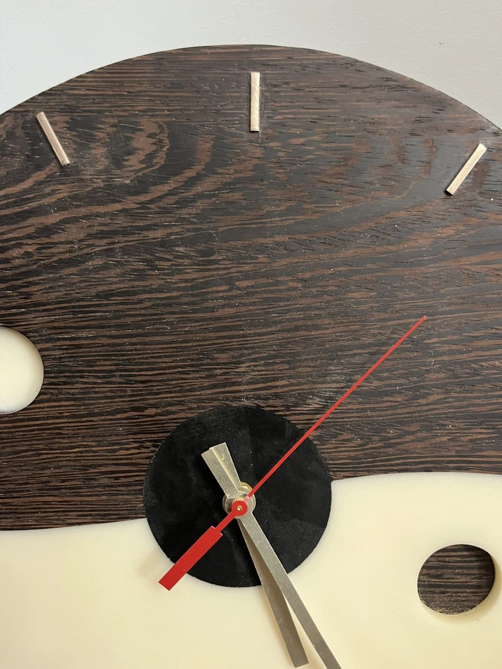 Reloj de pared hecho a mano único estilo Y2K imitación madera y acrílico símbolo de paz Yin Yang Foto 3 de 4