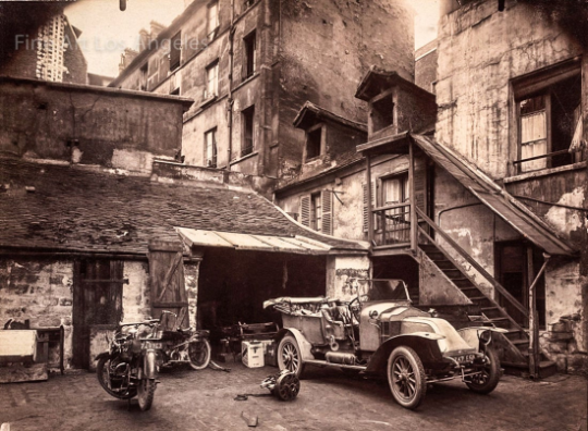 Les voitures d'Atget Eugène Atget Eugene Atget photo, Rue de Valence, courtyard with car