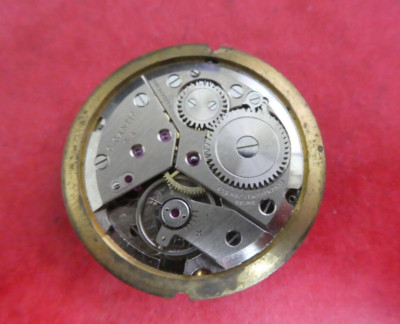 Vintage Peseux  P 330  Watch Movement 17JEWELS for parts  (N18)