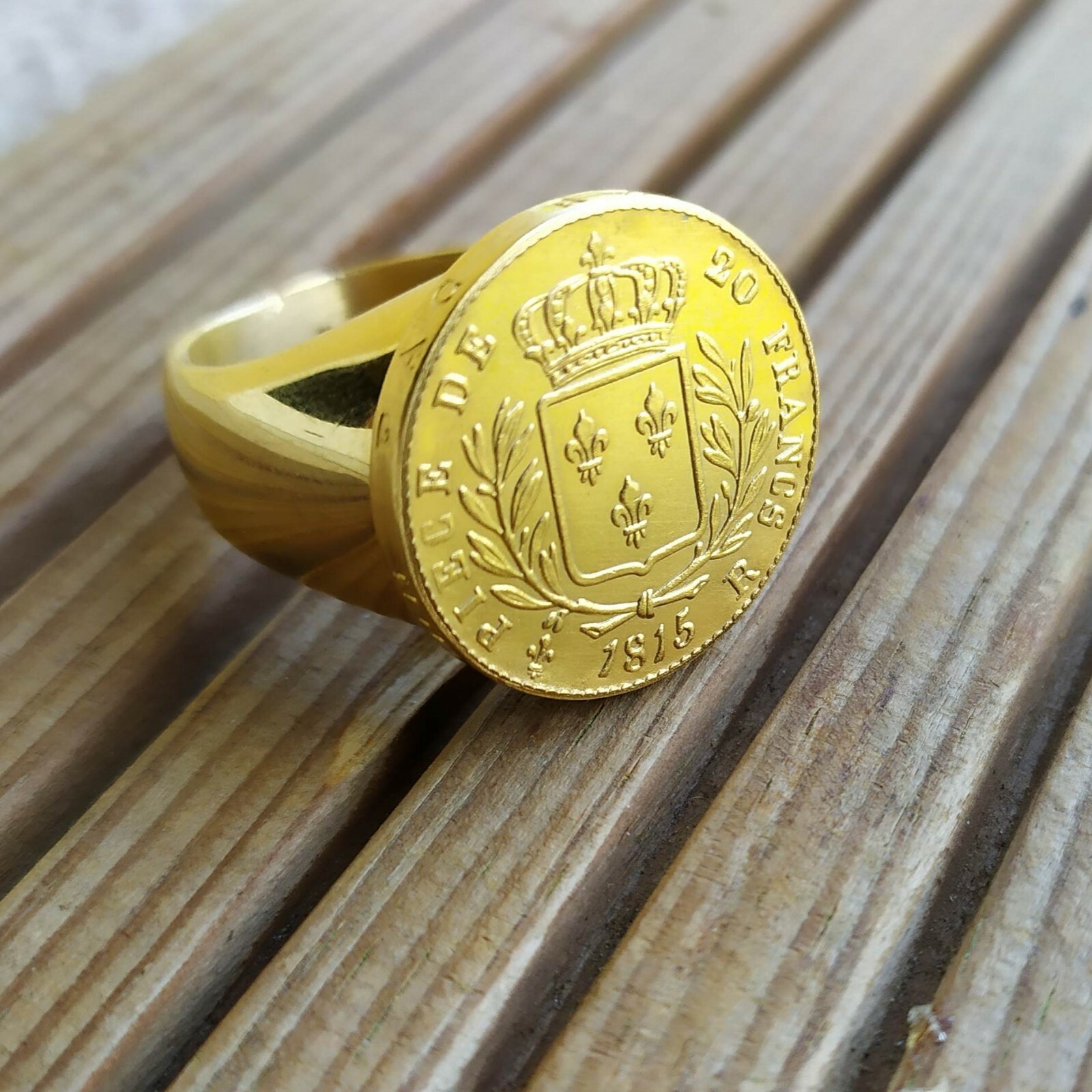 Chevalière blason royal artisanale en acier doré or fin bague haute qualité