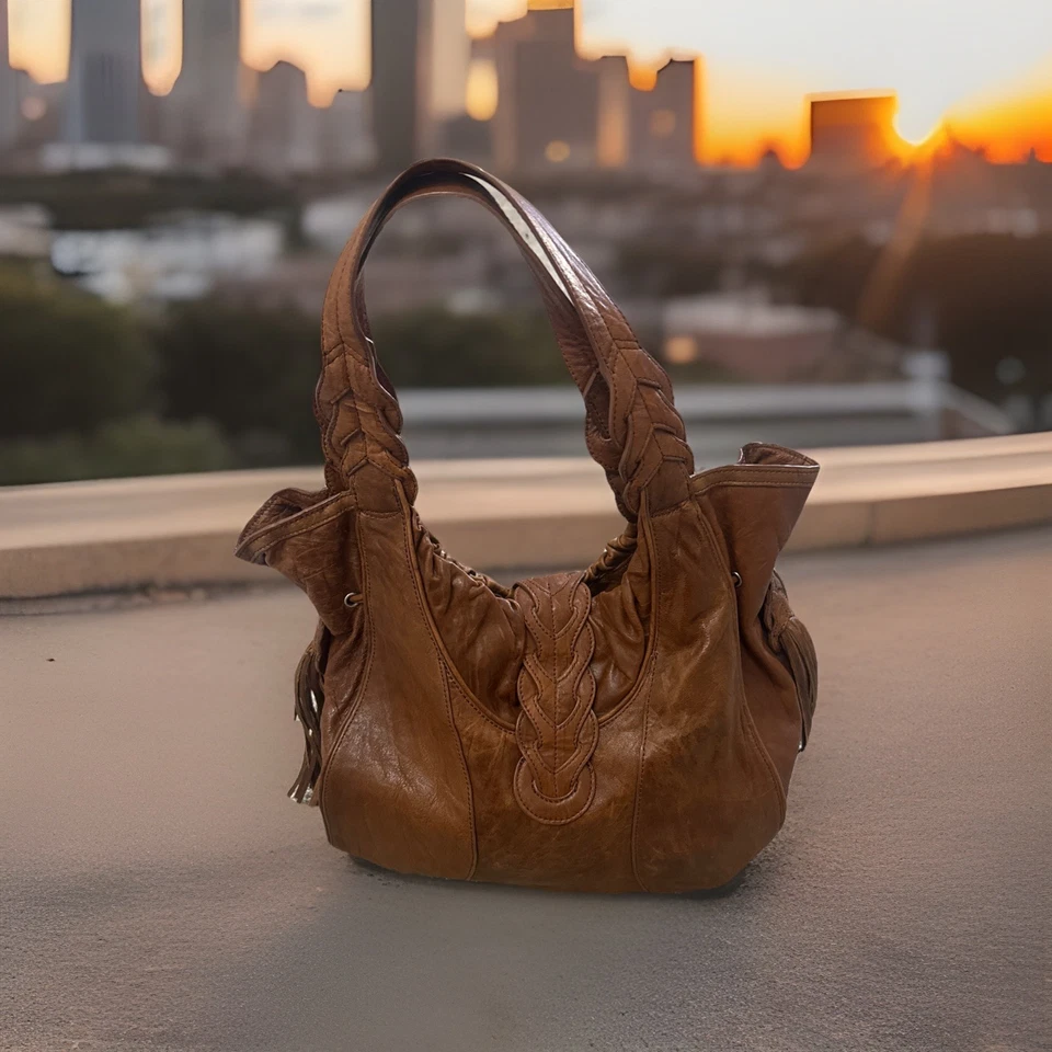 Bolso de hombro Junior Drake de cuero marrón con flecos laterales Foto 3 de 4