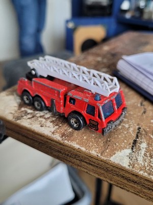 Matchbox 1982 rotes Feuerwehrauto mit beweglicher Leiter (B1)