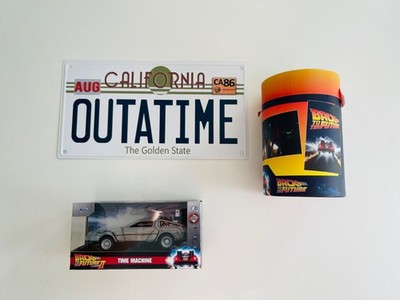   OUTATIME!   BACK TO THE FUTURE FAN BOX MIT DELOREAN & KULT-DEKO