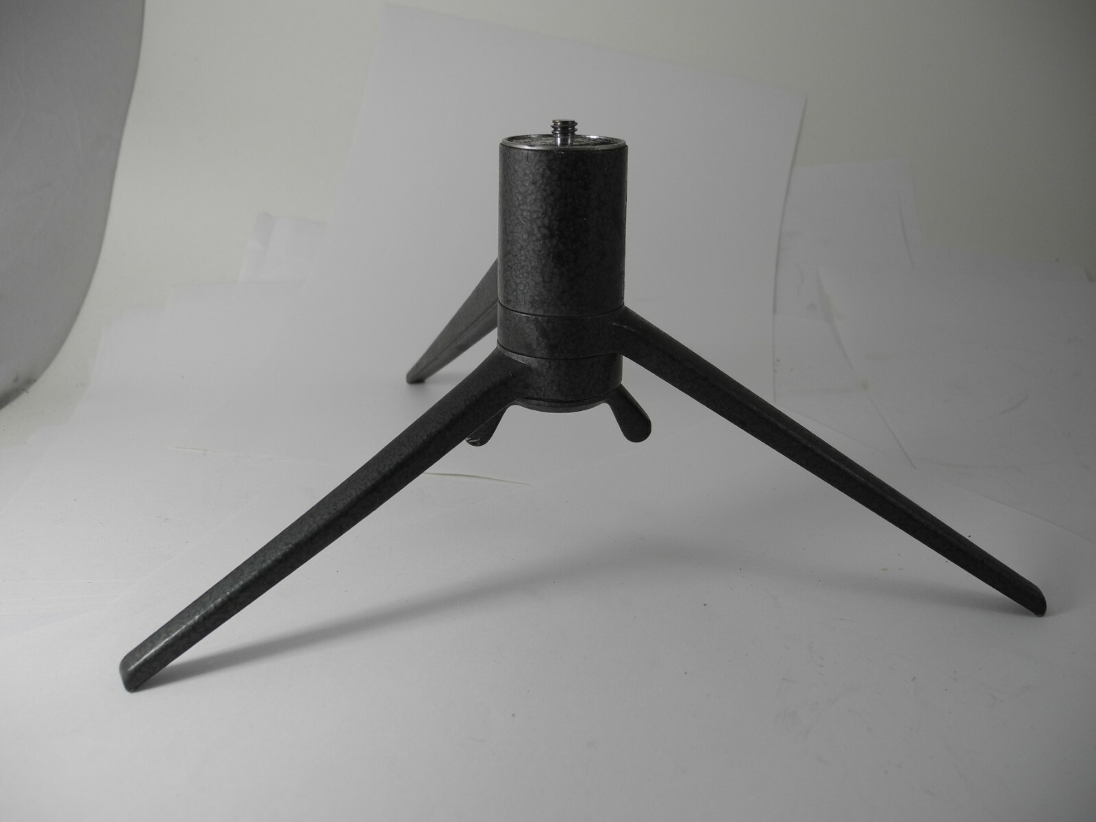 LEICA, LEITZ ‘14100’ TABLE TOP TRIPOD 1/4” THREAD SIZE GRAY HAMMER TONE