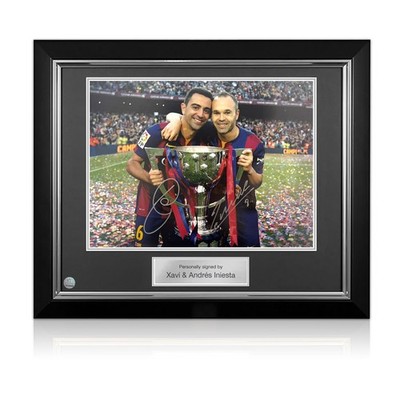 Barcelona-Foto signiert von Andrés Iniesta und Xavi Hernández. Luxuriöser Rahmen