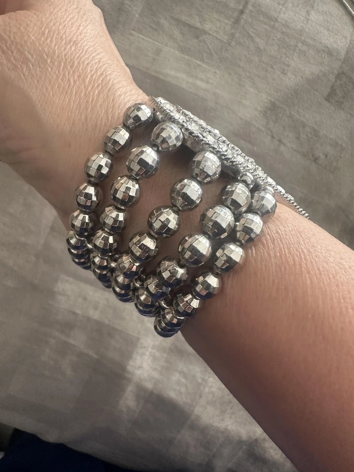 Pulsera elástica llamativa con corazón de diamantes de imitación tono plateado multi hilo para mujer Foto 3 de 4