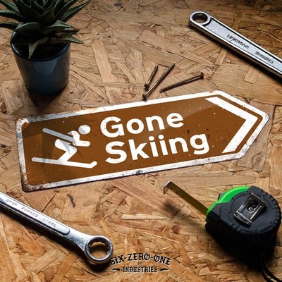 Gone Skiing Arrow Blechschild. Getragen oder sauber ansehen. Apres Ski Urlaub Schnee