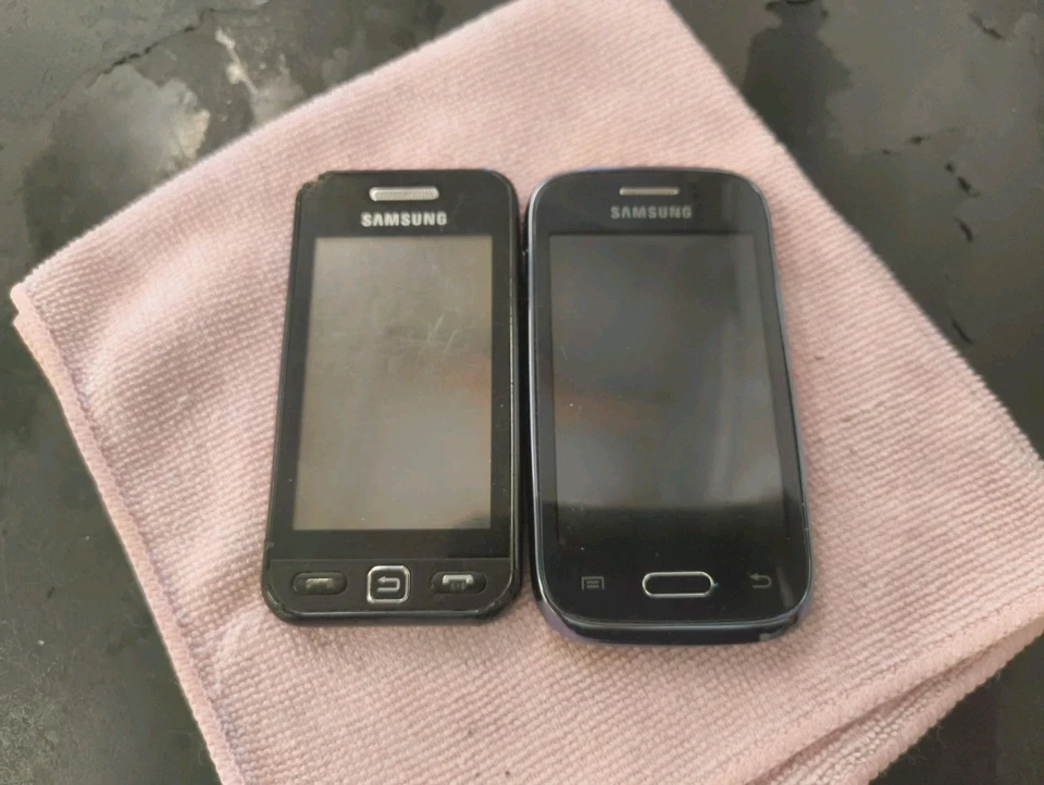 Samsung  Galaxy Young (GT-S6310N) - 4GB - Deep Blue und Star (GT-S5230), Foto 1 von 4