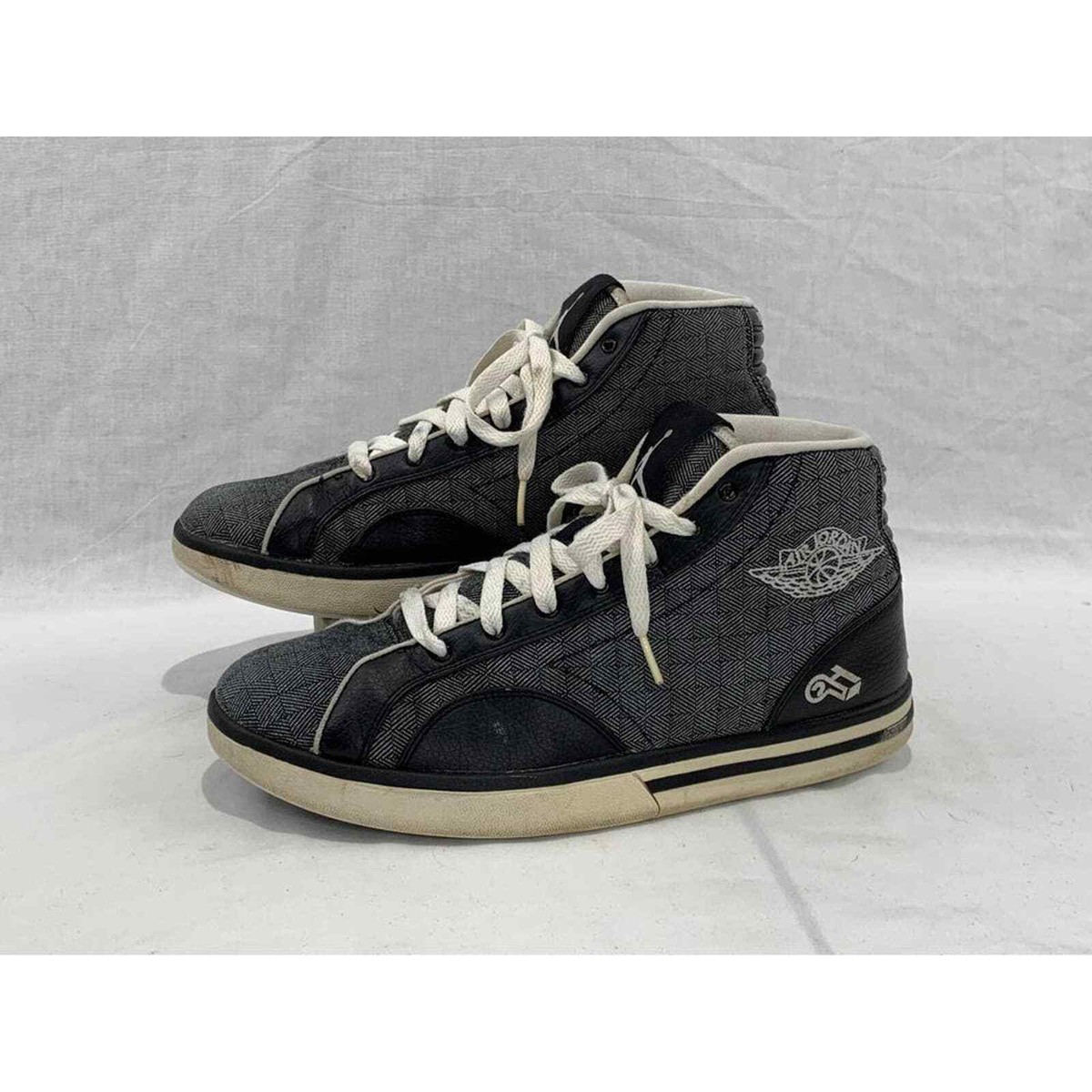 Vintage RARE ‘09 Jordan Phlly Legend ‘MCMLXXVII’ Men\'s 7.5 Jordan Phily Legend Black for Sale | Authenticity Guaranteed  main image 2