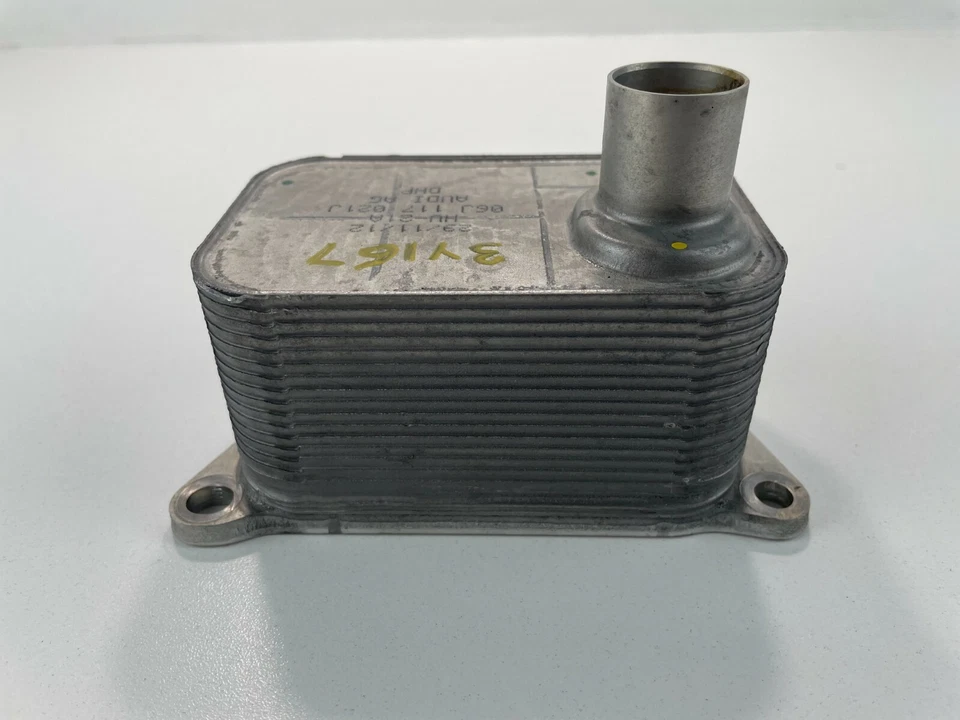 Volkswagen Beetle 2013 enfriador de aceite del motor OEM, 06J 117 021J Foto 4 de 4