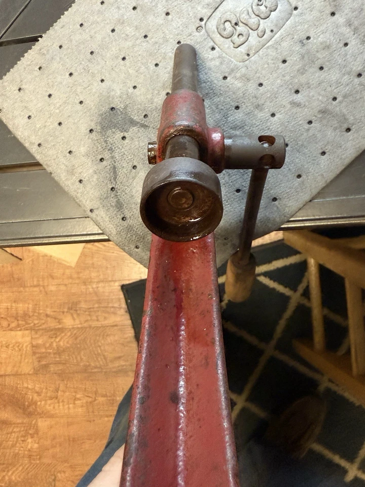 Prensa taponadora de botellas National de colección - estilo eje superior de botella montado en banco Foto 2 de 4