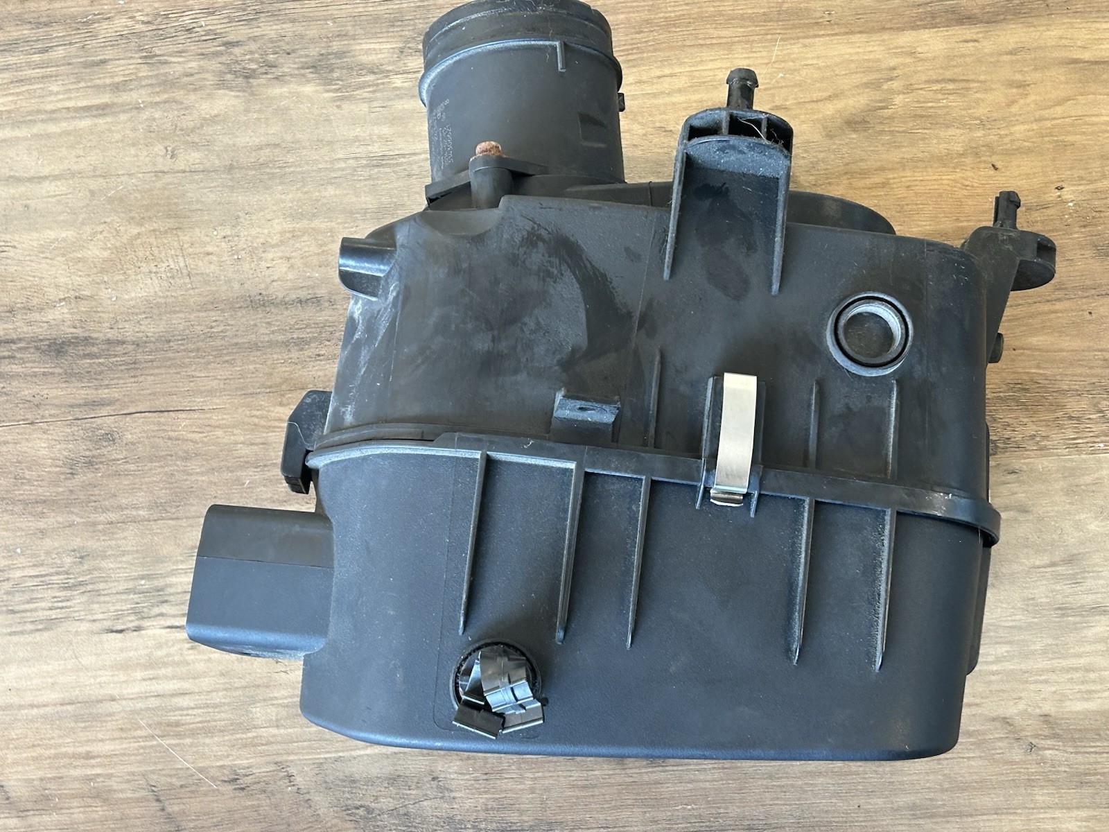 2014-2017 MASERATI GHIBLI LEFT AIR CLEANER BOX   OEM 670005844