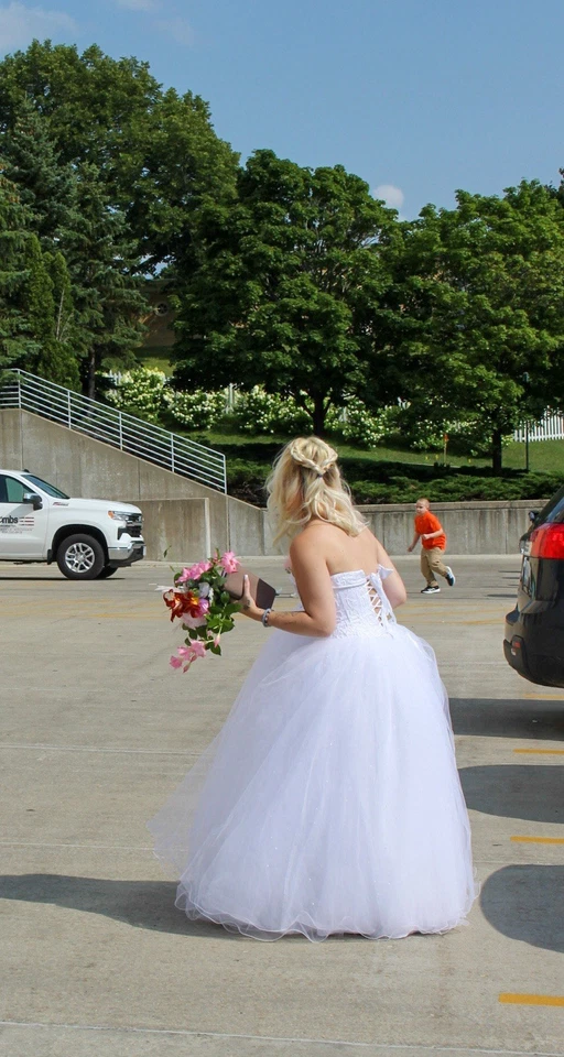 Vestido de baile sin tirantes vestido de novia talla 2 David’s Bridal Foto 3 de 4