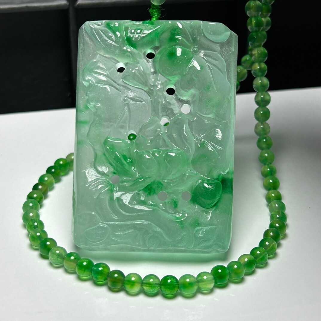 Collar y collar con flores de pájaro con flores de jadeíta ahuecado de jadeíta certificado