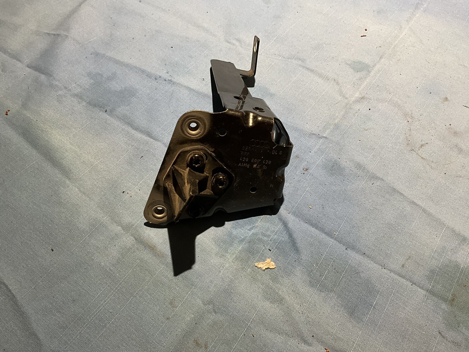 2009-15 AUDI R8 FRONT FENDER MOUNTING 420806420