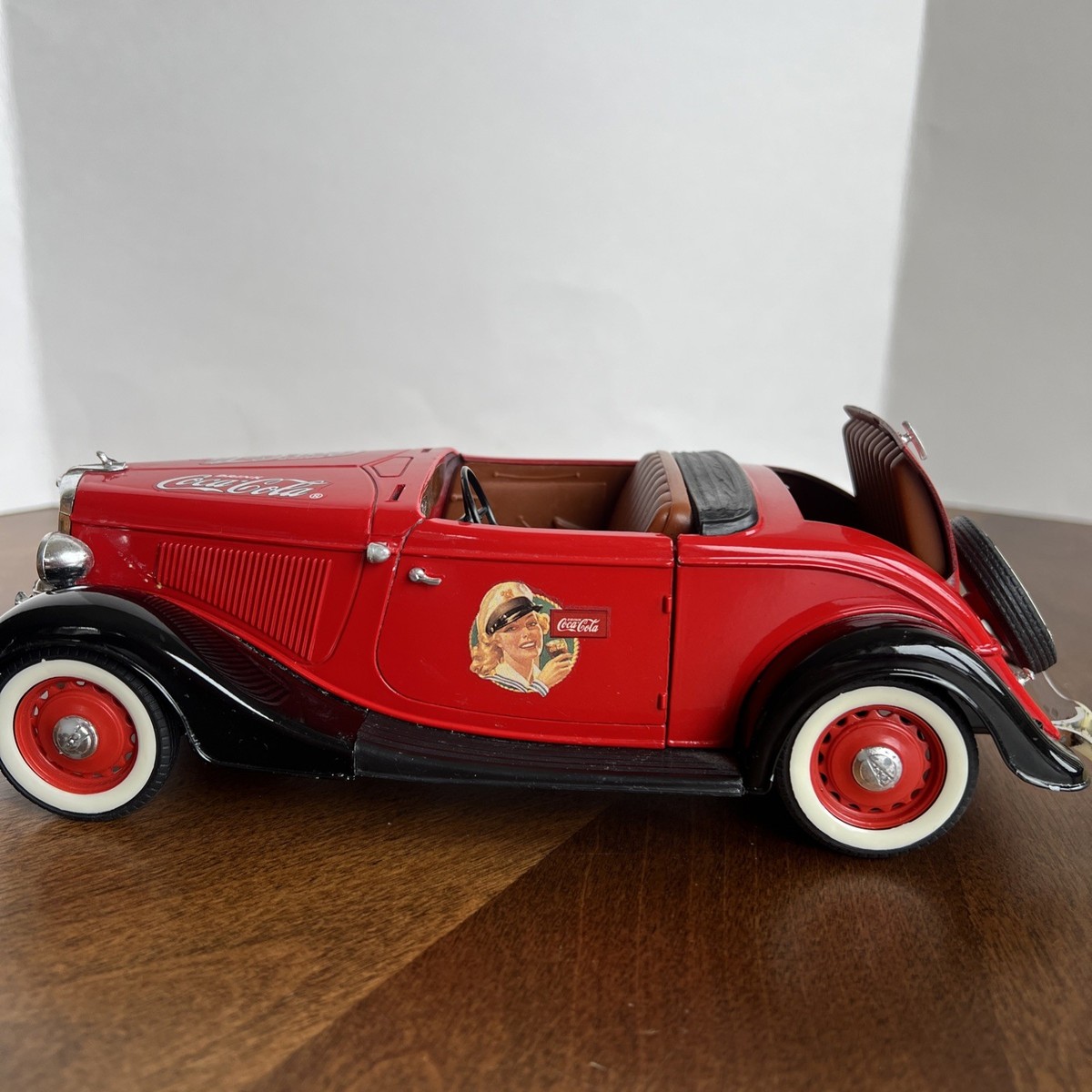 ソリドの 1934 フォード ロードスター Coca-Colaヴィンテージ Coca-Cola 1934 Ford V8 Roadster Diecast Metal Car 1:19 Scale by