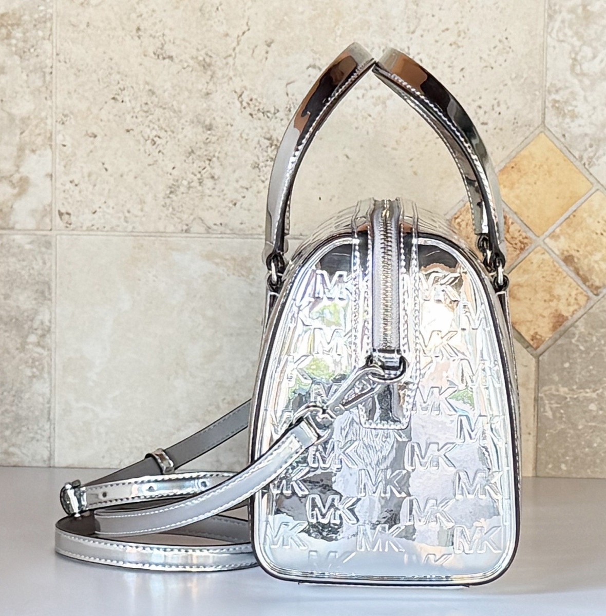 マイケルマイヤーズ　　メダル　シルバー Michael Kors Travel Medium Satchel Shoulder Duffle Bag MK Mirror