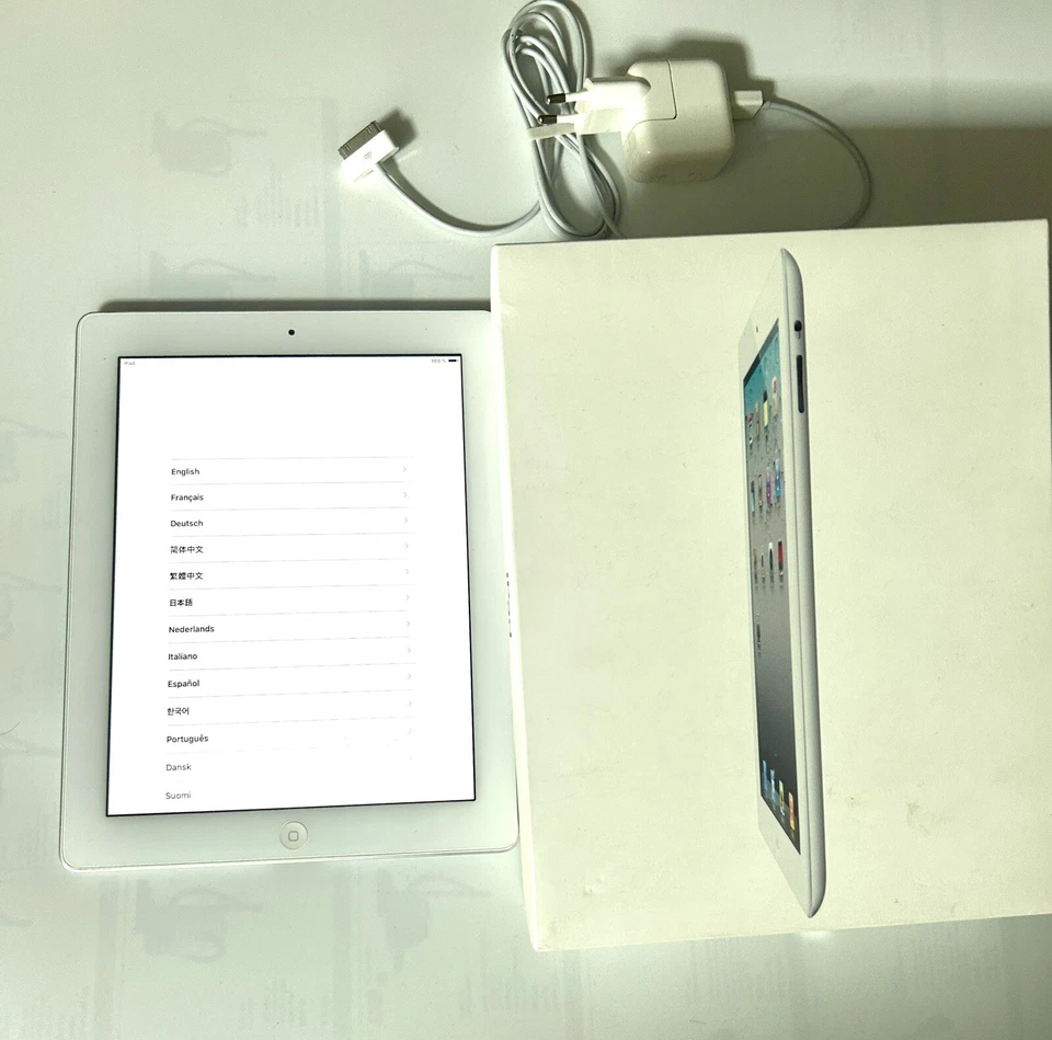 Apple iPad 2. Generation, weiß, Höhe: 24 cm & Breite: 18 cm, Foto 4 von 5