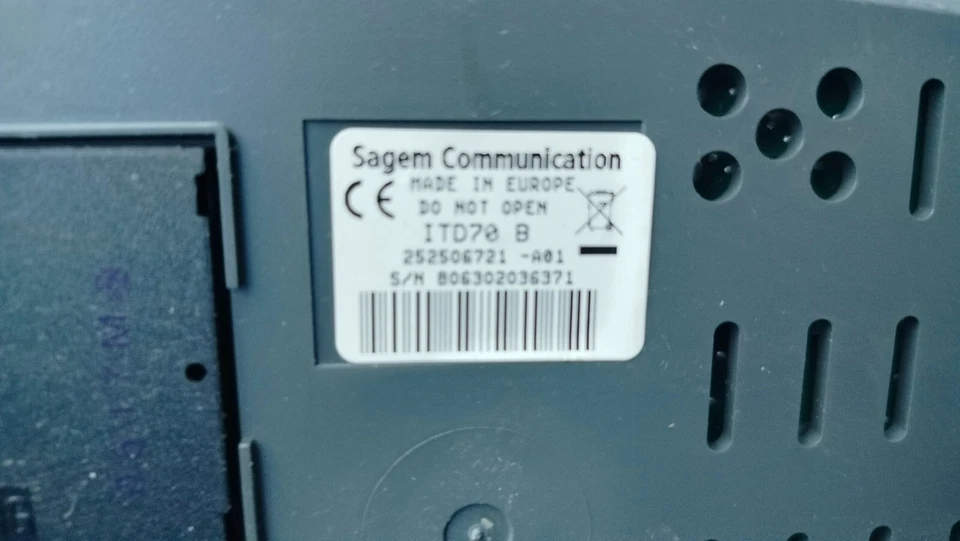 Decoder Digitale terrestre Sagem primi anni 2000 con telecomando e cavi - Immagine 2 di 2