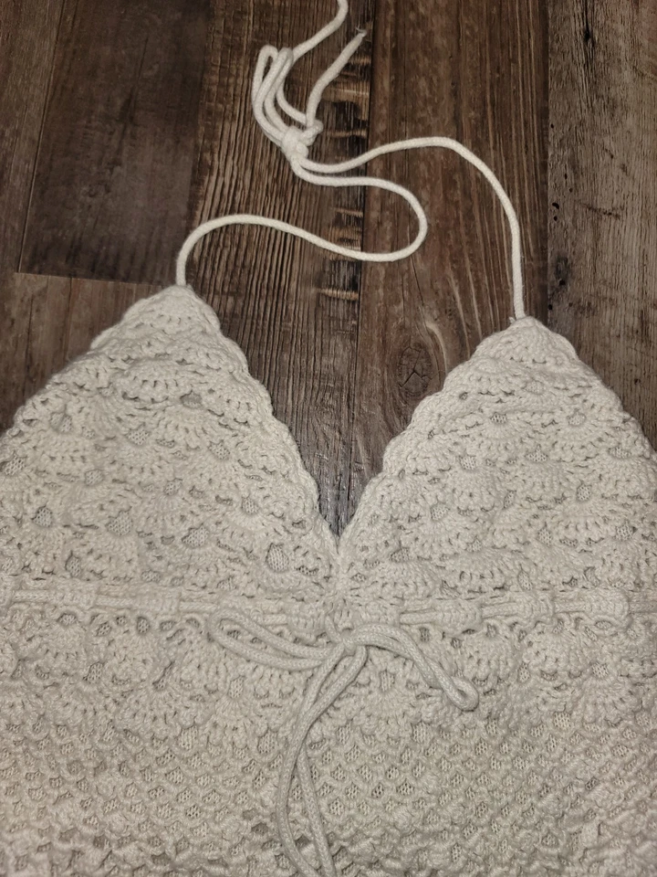 Top halter de ganchillo pequeño Newport News para mujer con forro color natural cuello atado Foto 2 de 4