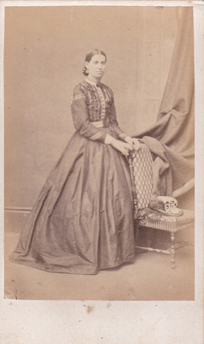 CDV FOTO - STEHENDE DAME, MOTORHAUBE AUF STUHL, VORHANG VON JOHN TREDAY, HASTINGS