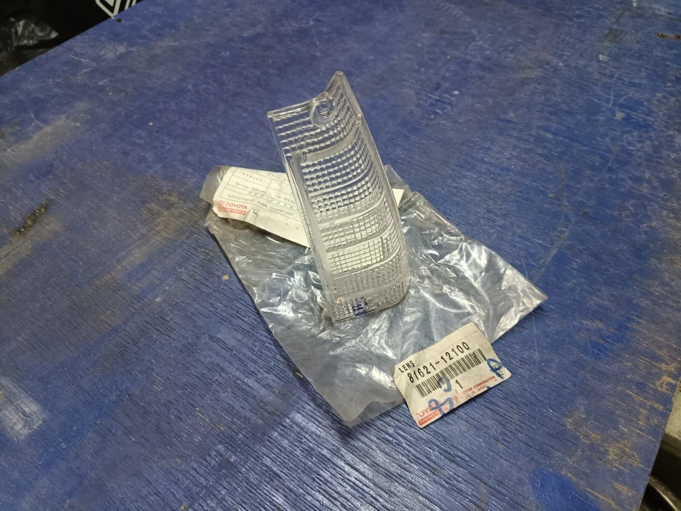 LÁMPARA HOLGURA DELANTERA IZQUIERDA TOYOTA COROLLA KE70 MEW GENIUNE 81621-12100 Foto 2 de 3