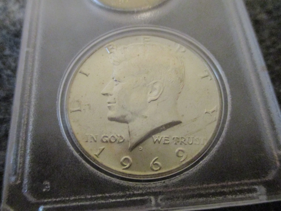 US COIN UNCIRCULATED SMS (1965-1967) + 1968-1969(D) 5 COINS HARD PLASTIC CASE - Image 3 of 4