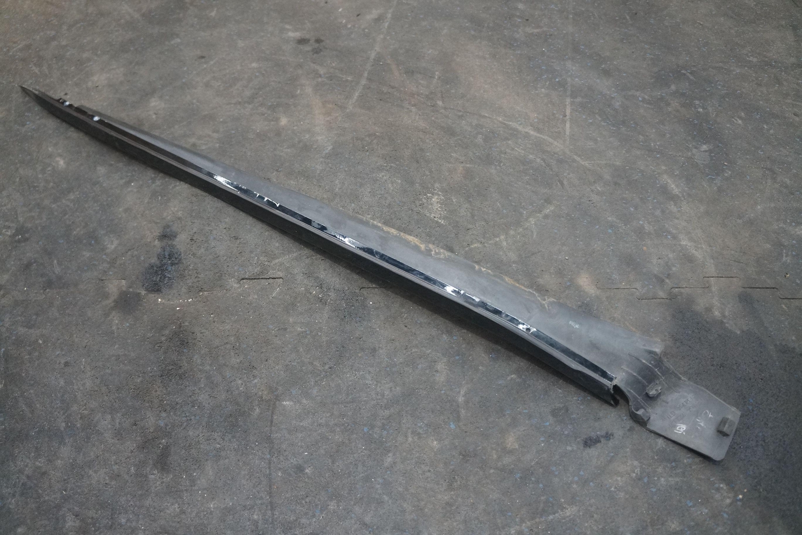 Left Windshield A Pillar Body Trim Panel Drip Seal 3Y5854723 Bentley Mulsanne