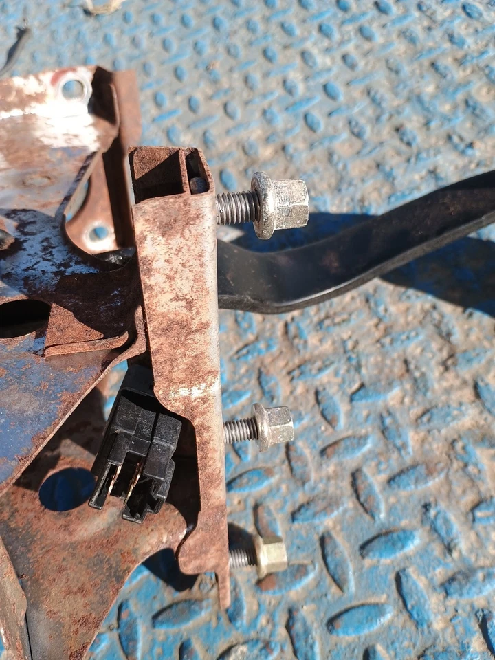 GEO METRO 1992 convertible pedal de freno con transmisión automática OEM oxidado Foto 4 de 4