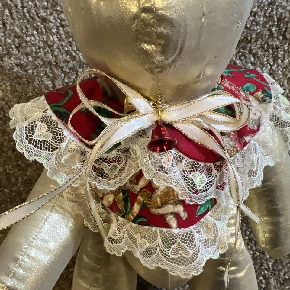 Oso de peluche vintage de Navidad de tela cosida a mano color dorado con cuello rojo Foto 2 de 4