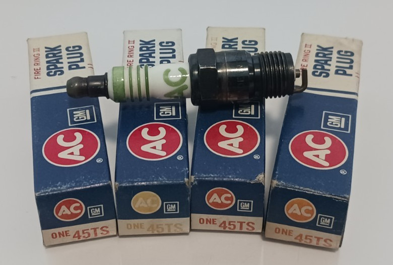4X GENUINE GM ACDELCO SPARK PLUUGS 45TS NOS FREE SHIPPING VINTAGE